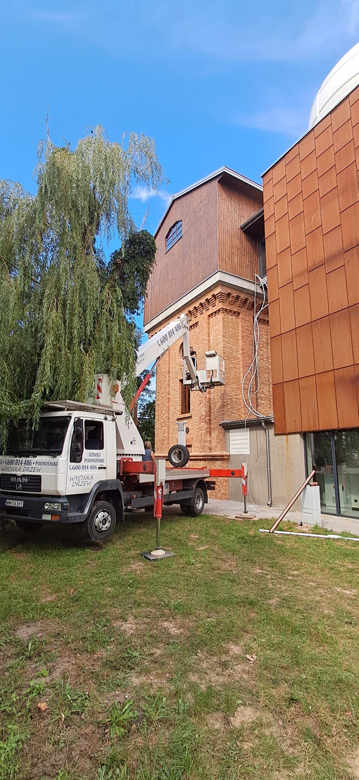 Realizacja podnośnika koszowego w Płońsku i okolicach